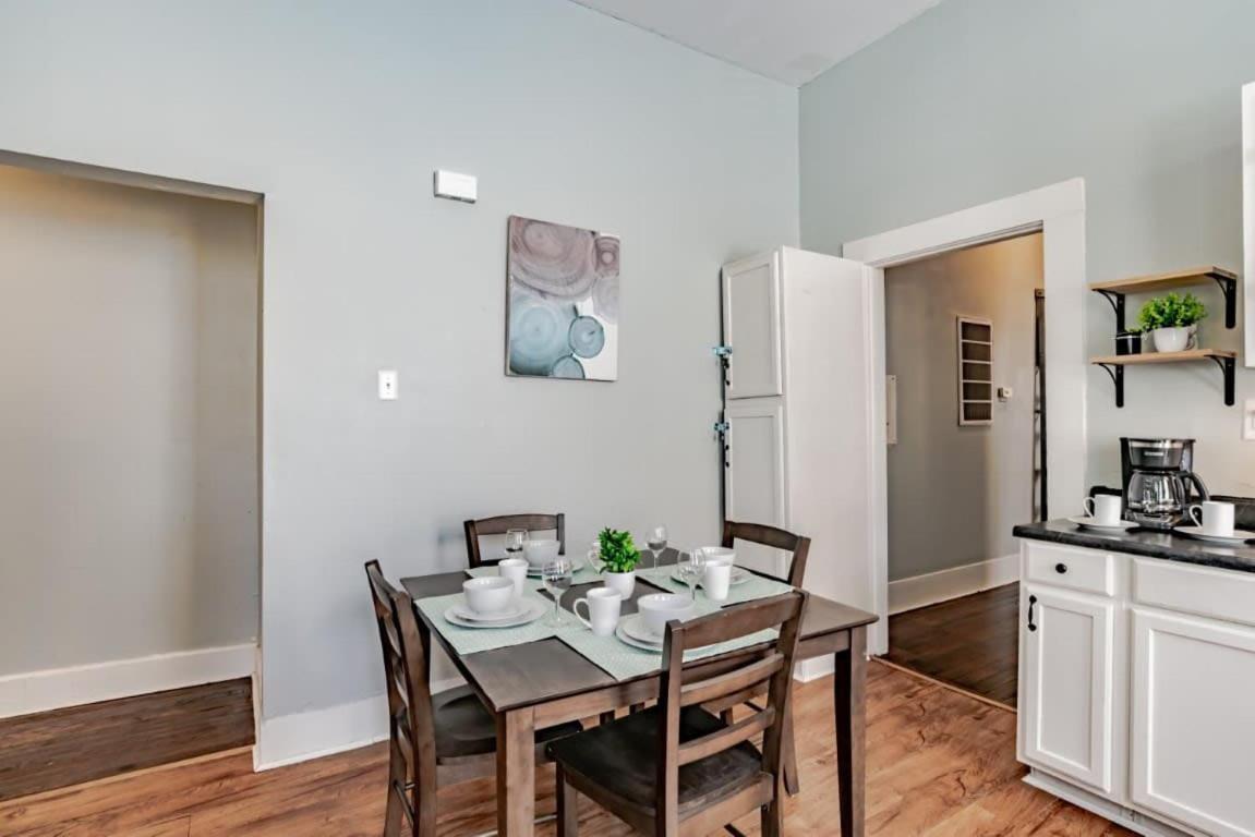 Mins From Downtown & Dining, Dauphin Darling 2 Apartment Mobile Bagian luar foto