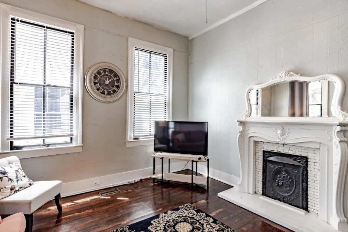 Mins From Downtown & Dining, Dauphin Darling 2 Apartment Mobile Bagian luar foto