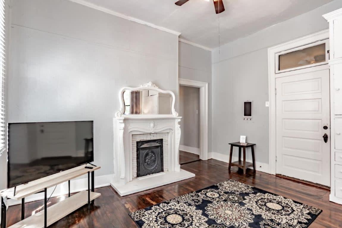 Mins From Downtown & Dining, Dauphin Darling 2 Apartment Mobile Bagian luar foto