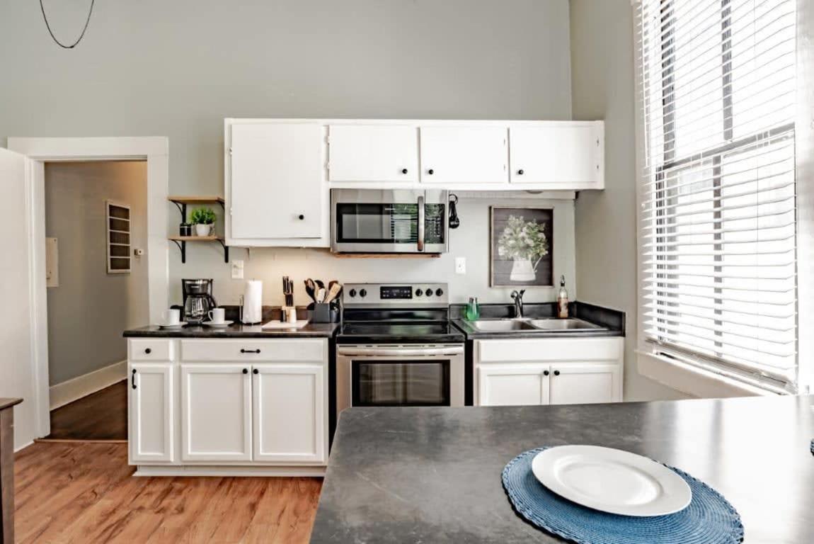 Mins From Downtown & Dining, Dauphin Darling 2 Apartment Mobile Bagian luar foto