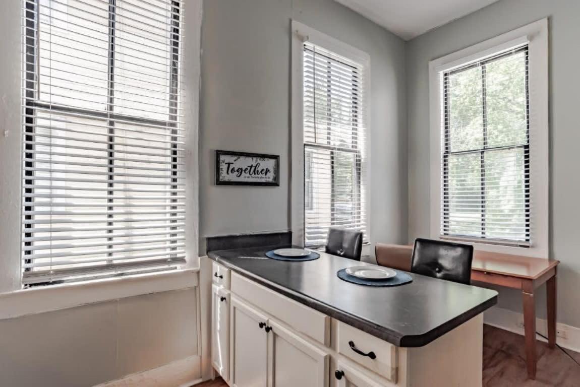 Mins From Downtown & Dining, Dauphin Darling 2 Apartment Mobile Bagian luar foto