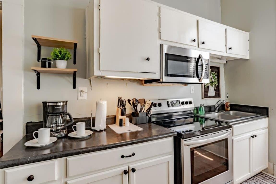 Mins From Downtown & Dining, Dauphin Darling 2 Apartment Mobile Bagian luar foto