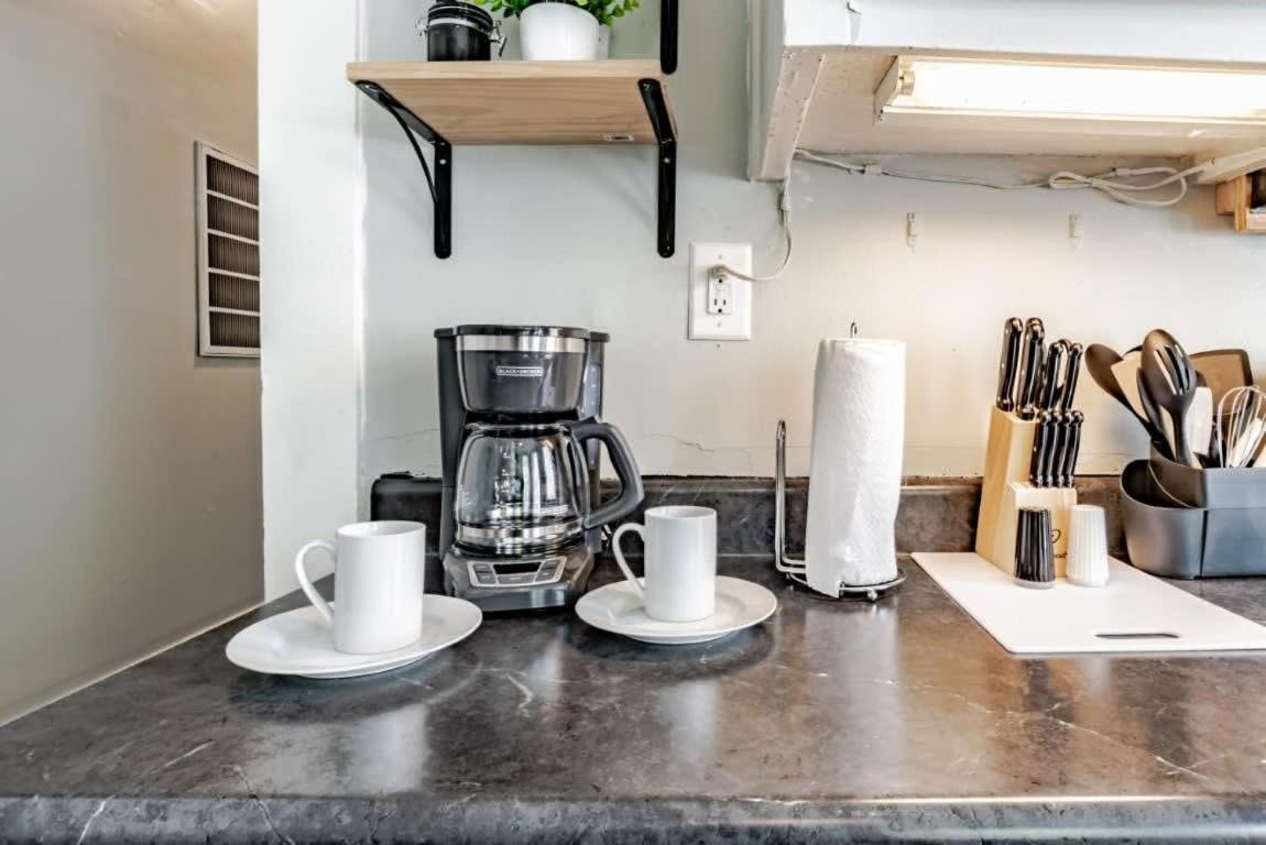 Mins From Downtown & Dining, Dauphin Darling 2 Apartment Mobile Bagian luar foto