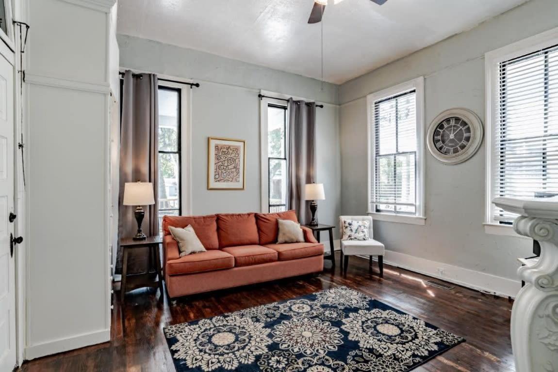 Mins From Downtown & Dining, Dauphin Darling 2 Apartment Mobile Bagian luar foto